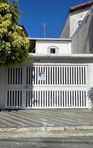 Casa à venda com 100m², 3 quartos e 2 vagas Casa à venda com 100m², 3 quartos e 2 vagasFachada + Placa