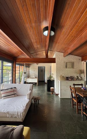 Casa de condomínio para alugar com 400m², 4 quartos e 5 vagasCasa de hóspedes