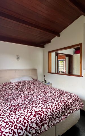 Casa de condomínio para alugar com 400m², 4 quartos e 5 vagasCasa de hóspedes
