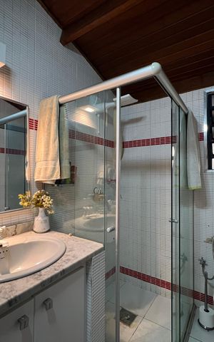 Casa de condomínio para alugar com 400m², 4 quartos e 5 vagasCasa de hóspedes