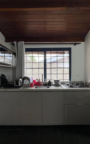Casa de condomínio para alugar com 400m², 4 quartos e 5 vagasCasa de hóspedes