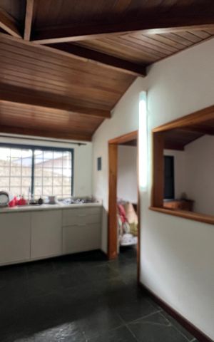 Casa de condomínio para alugar com 400m², 4 quartos e 5 vagasCasa de hóspedes