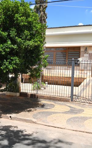 Casa para alugar com 225m², 3 quartos e 2 vagasFachada
