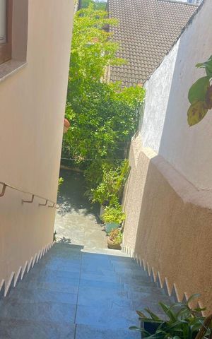 Casa à venda com 175m², 3 quartos e 4 vagas Casa à venda com 175m², 3 quartos e 4 vagasEscada acesso quintal