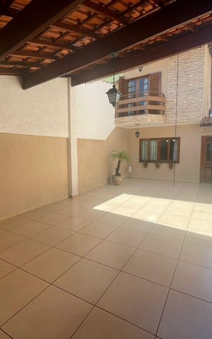 Casa à venda com 175m², 3 quartos e 4 vagas Casa à venda com 175m², 3 quartos e 4 vagasGaragem