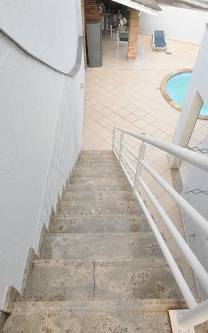 Casa à venda com 345m², 4 quartos e 10 vagasEscada de acesso à área de lazer