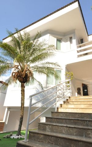 Casa à venda com 345m², 4 quartos e 10 vagasFachada