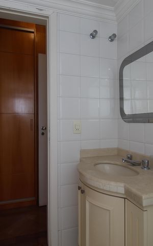 Apartamento à venda com 195m², 4 quartos e 3 vagasBanheiro da Suíte 1