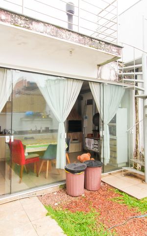 Casa à venda com 195m², 4 quartos e 2 vagas Casa à venda com 195m², 4 quartos e 2 vagasÁrea externa