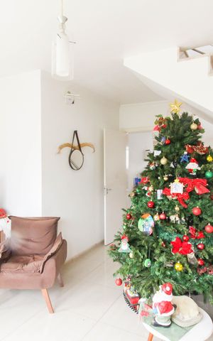 Casa à venda com 195m², 4 quartos e 2 vagas Casa à venda com 195m², 4 quartos e 2 vagasSala