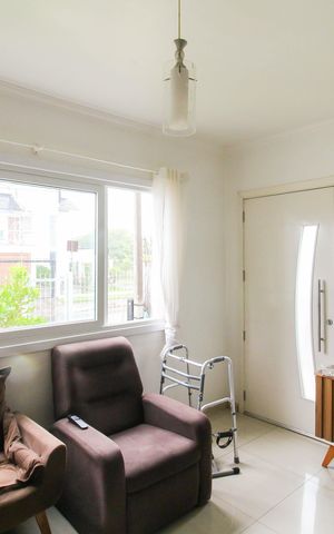 Casa à venda com 195m², 4 quartos e 2 vagas Casa à venda com 195m², 4 quartos e 2 vagasSala