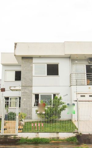 Casa à venda com 195m², 4 quartos e 2 vagas Casa à venda com 195m², 4 quartos e 2 vagasFachada