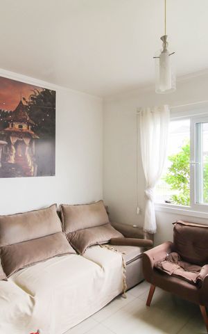 Casa à venda com 195m², 4 quartos e 2 vagas Casa à venda com 195m², 4 quartos e 2 vagasSala