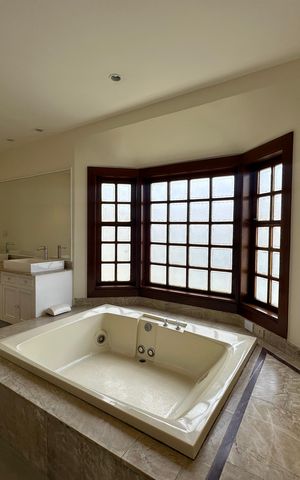 Casa de condomínio à venda com 362m², 3 quartos e 4 vagas Casa de condomínio à venda com 362m², 3 quartos e 4 vagasBanheiro da Suíte 1
