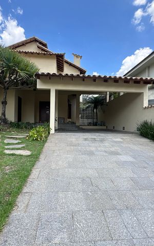 Casa de condomínio à venda com 362m², 3 quartos e 4 vagas Casa de condomínio à venda com 362m², 3 quartos e 4 vagasFachada