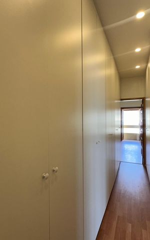 Casa de condomínio à venda com 362m², 3 quartos e 4 vagas Casa de condomínio à venda com 362m², 3 quartos e 4 vagasCloset da suíte 1