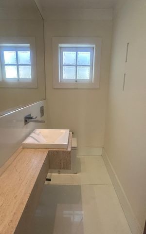 Casa de condomínio à venda com 362m², 3 quartos e 4 vagas Casa de condomínio à venda com 362m², 3 quartos e 4 vagasLavabo