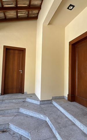 Casa de condomínio à venda com 362m², 3 quartos e 4 vagas Casa de condomínio à venda com 362m², 3 quartos e 4 vagasFachada