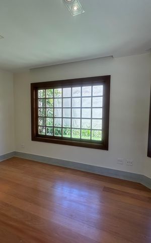 Casa de condomínio à venda com 362m², 3 quartos e 4 vagas Casa de condomínio à venda com 362m², 3 quartos e 4 vagasSala
