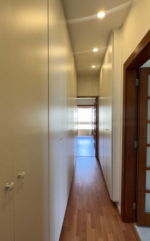 Casa de condomínio à venda com 362m², 3 quartos e 4 vagas Casa de condomínio à venda com 362m², 3 quartos e 4 vagasCloset da suíte 1