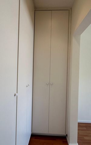 Casa de condomínio à venda com 362m², 3 quartos e 4 vagas Casa de condomínio à venda com 362m², 3 quartos e 4 vagasCloset da suíte 2