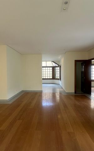 Casa de condomínio à venda com 362m², 3 quartos e 4 vagas Casa de condomínio à venda com 362m², 3 quartos e 4 vagasSala