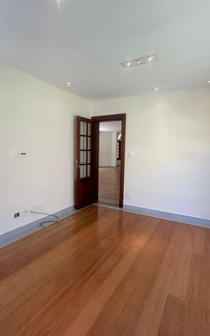 Casa de condomínio à venda com 362m², 3 quartos e 4 vagas Casa de condomínio à venda com 362m², 3 quartos e 4 vagasSala