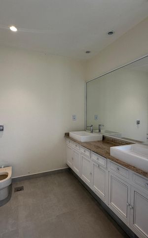 Casa de condomínio à venda com 362m², 3 quartos e 4 vagas Casa de condomínio à venda com 362m², 3 quartos e 4 vagasBanheiro da Suíte 1