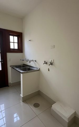 Casa de condomínio à venda com 362m², 3 quartos e 4 vagas Casa de condomínio à venda com 362m², 3 quartos e 4 vagasÁrea de Serviço