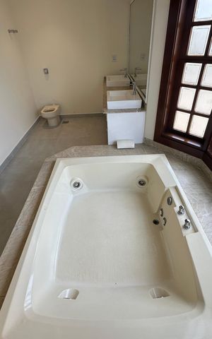 Casa de condomínio à venda com 362m², 3 quartos e 4 vagas Casa de condomínio à venda com 362m², 3 quartos e 4 vagasBanheiro da Suíte 1