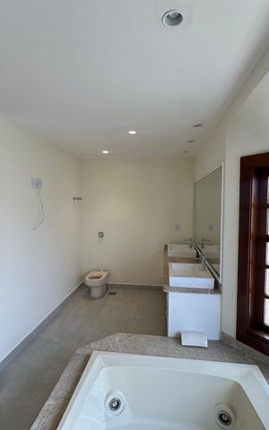Casa de condomínio à venda com 362m², 3 quartos e 4 vagas Casa de condomínio à venda com 362m², 3 quartos e 4 vagasBanheiro da Suíte 1