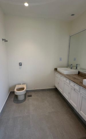 Casa de condomínio à venda com 362m², 3 quartos e 4 vagas Casa de condomínio à venda com 362m², 3 quartos e 4 vagasBanheiro da Suíte 1