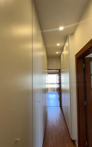 Casa de condomínio à venda com 362m², 3 quartos e 4 vagas Casa de condomínio à venda com 362m², 3 quartos e 4 vagasCloset da suíte 1