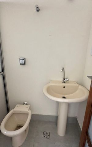 Casa de condomínio à venda com 362m², 3 quartos e 4 vagas Casa de condomínio à venda com 362m², 3 quartos e 4 vagasBanheiro de serviço