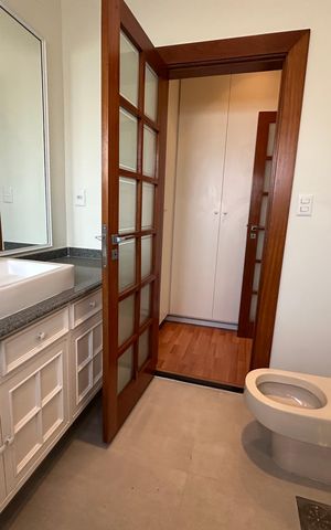 Casa de condomínio à venda com 362m², 3 quartos e 4 vagas Casa de condomínio à venda com 362m², 3 quartos e 4 vagasBanheiro da Suíte 3