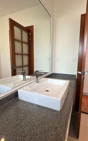 Casa de condomínio à venda com 362m², 3 quartos e 4 vagas Casa de condomínio à venda com 362m², 3 quartos e 4 vagasBanheiro da Suíte 3