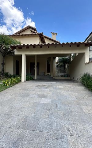 Casa de condomínio à venda com 362m², 3 quartos e 4 vagas Casa de condomínio à venda com 362m², 3 quartos e 4 vagasFachada