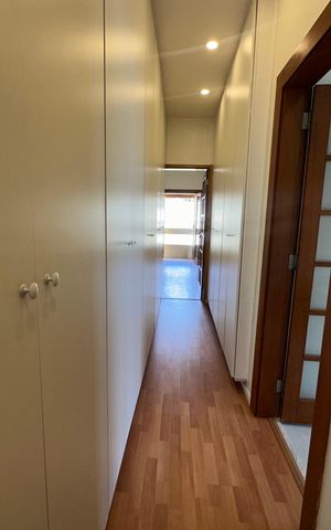 Casa de condomínio à venda com 362m², 3 quartos e 4 vagas Casa de condomínio à venda com 362m², 3 quartos e 4 vagasCloset da suíte 1