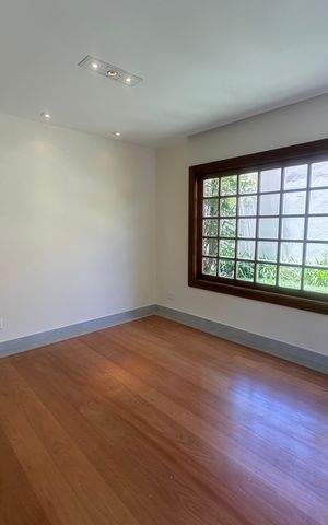 Casa de condomínio à venda com 362m², 3 quartos e 4 vagas Casa de condomínio à venda com 362m², 3 quartos e 4 vagasSala
