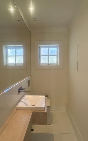 Casa de condomínio à venda com 362m², 3 quartos e 4 vagas Casa de condomínio à venda com 362m², 3 quartos e 4 vagasLavabo