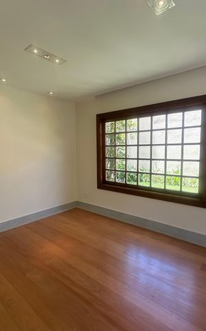 Casa de condomínio à venda com 362m², 3 quartos e 4 vagas Casa de condomínio à venda com 362m², 3 quartos e 4 vagasSala