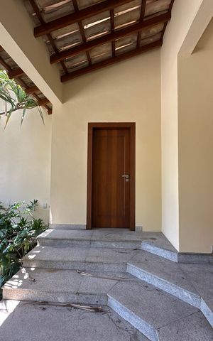 Casa de condomínio à venda com 362m², 3 quartos e 4 vagas Casa de condomínio à venda com 362m², 3 quartos e 4 vagasFachada