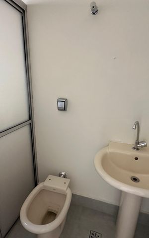 Casa de condomínio à venda com 362m², 3 quartos e 4 vagas Casa de condomínio à venda com 362m², 3 quartos e 4 vagasBanheiro de serviço