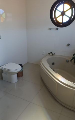 Casa à venda com 385m², 5 quartos e 5 vagas