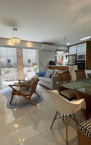 Casa de condomínio à venda com 136m², 3 quartos e 2 vagas Casa de condomínio à venda com 136m², 3 quartos e 2 vagasSala