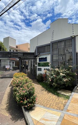 Casa de condomínio à venda com 136m², 3 quartos e 2 vagas Casa de condomínio à venda com 136m², 3 quartos e 2 vagasFachada e portaria