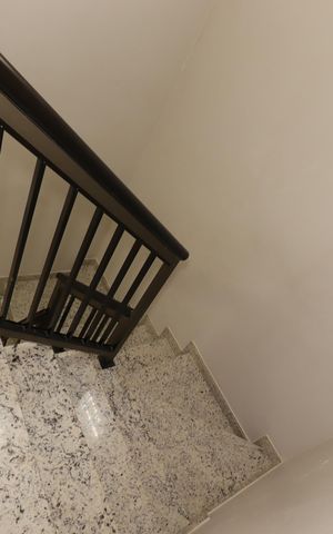 Casa à venda com 80m², 3 quartos e 1 vagaEscada para o segundo piso