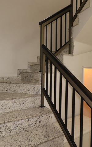 Casa à venda com 80m², 3 quartos e 1 vagaEscada para o segundo piso