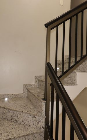 Casa à venda com 80m², 3 quartos e 1 vagaEscada para o segundo piso