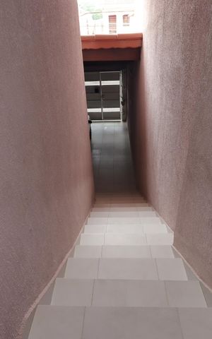 Casa à venda com 80m², 3 quartos e 1 vagaEscada para a garagem